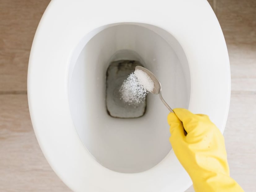 এই পেস্ট ব্রাশের সাহায্যে ভাল করে লাগান টয়লেটে৷ লাগানোর পর রেখে দিন কমপক্ষে ১০ থেকে ১৫ মিনিট৷ এবার সাধারণ জল দিয়ে ভাল করে ঘষে ধুয়ে ফেলুন৷ একেবারে নতুনের মতো ঝকঝকে হবে কোমট৷