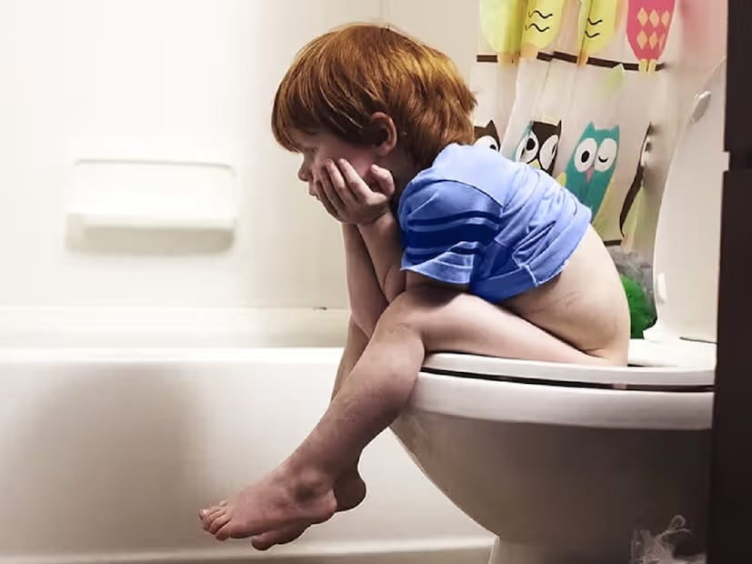 প্রতিদিন সকালবেলা ঘুম থেকে উঠে শিশুকে এক গ্লাস গরম জল খাওয়ান। সকালে উঠেই খালিপেটে জলে ভিজিয়ে রাখা কিশমিশ খাওয়াতে পারেন।