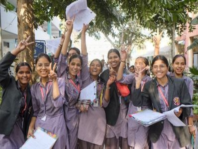 স্বামী বিবেকানন্দ স্কলারশিপে আবেদন করার জন্য পড়ুয়াদের যোগ্যতা এবং কী কী তথ্যের প্রয়োজন ও এই স্কলারশিপে কোন কোর্সে কত টাকা দেওয়া হয়, সেই সমস্ত সংক্রান্ত তথ্য সরকারি ওয়েবসাইটের মাধ্যমে পেয়ে যাবেন।