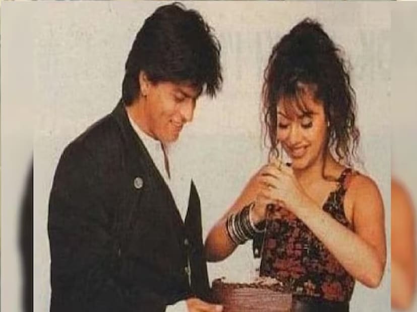 প্রথম ডেট নিয়ে শাহরুখ আর গৌরী দু’জনেই এত ভয় পেয়েছিলেন যে, পাঁচ-ছয় মিনিটের বেশি স্থায়ী হয়নি সে গল্প। তবে বলিউডের হিরো কিন্তু নম্বর নিয়েছিলেন গৌরীর বাড়ির। গৌরীকে শাহিন নাম নিয়ে ফোনও করেন। দিল্লি বিশ্ববিদ্যালয় থেকে পড়াশোনার পর তখন সিরিয়ালে অভিনয় করছেন শাহরুখ। মা মারা গিয়েছেন। সেই কারণে দিল্লি ফিরতে ইচ্ছেও করত না। মুম্বইয়ে থেকে কাজ করার সিদ্ধান্ত নেন শাহরুখ।