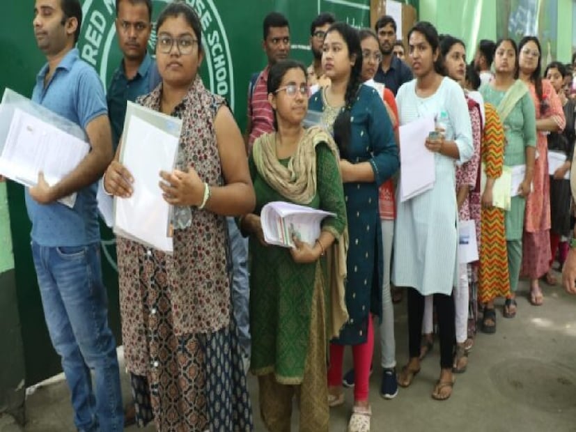 ২৫ থেকে ২৬ জন প্রার্থী এখনও পর্যন্ত ভুল তথ্য দিয়ে আবেদন করেছে বলে দাবি স্কুল সার্ভিস কমিশনের। (প্রতীকী ছবি)