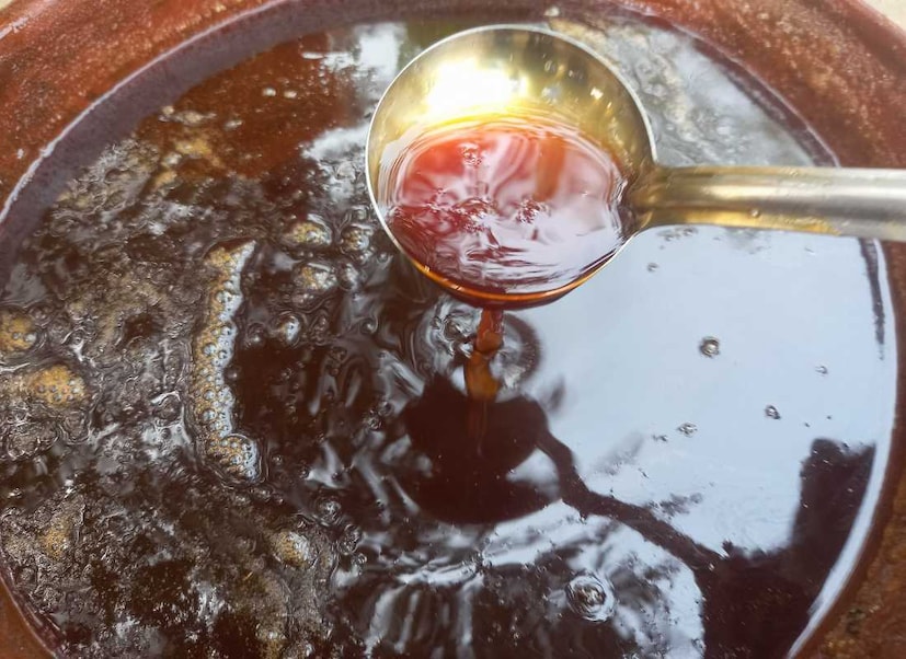 ভেজাল গুড় বা পাটালি দেখতে চকচকে হয়। গুড়ের সঙ্গে চিনি মিশিয়ে পাটালি তৈরি করলে সেটা খুব শক্ত হয়। রসাল থাকে না। পাটালির রং কিছুটা সাদা হয়ে যায়। গুড়ে হাইড্রোজ, ফিটকিরি ব্যবহার করলেও পাটালির রং সাদা হয়। এসব পাটালি ভীষণ শক্ত হয়।