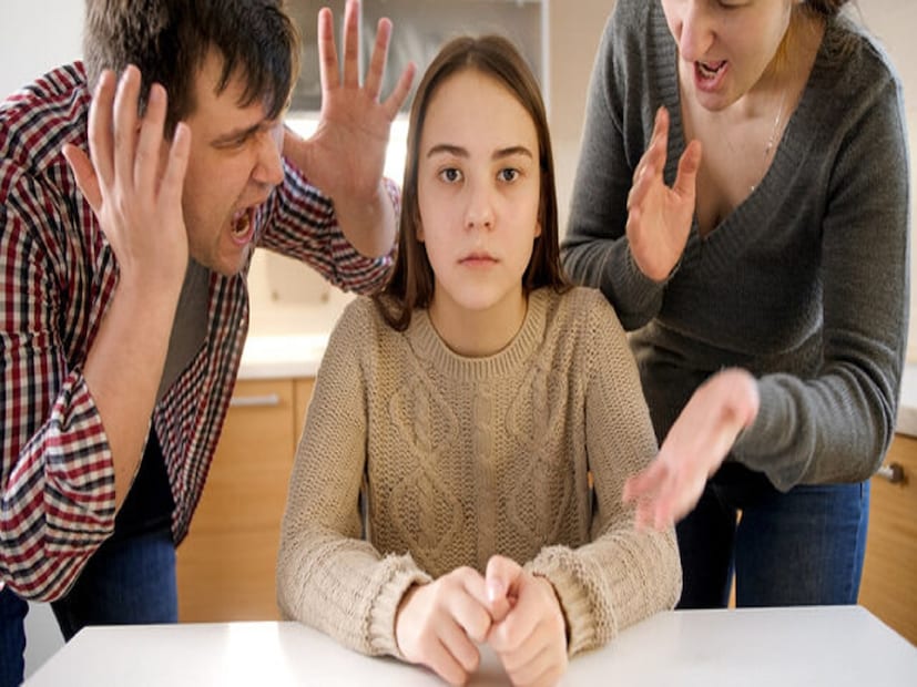 রোজের জীবনে মাঝে মাঝে মিথ্যার আশ্রয় নিতে হয়, কিন্তু তা যতটা সম্ভব এড়িয়ে চলাই বাঞ্ছনীয়। শুধু তা-ই নয়, শিশুরা যেহেতু ঘটনার গুরুত্ব বোঝে না, তাই এই সমস্যা নিয়ে প্রথম থেকেই সচেতন না হলে, ছোটবড় সব বিষয়েই তাদের মিথ্যা বলার প্রবণতা বাড়ে। (প্রতীকী ছবি)