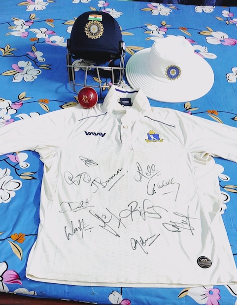 জার্সিতে সব প্লেয়ারদের নাম রয়েছে তাই ভারতীয় দলের জার্সি কোনওটা পাননি, তবে তিনি জাতীয় দলের একটা টুপি এবং একটা বল পেয়েছেন৷ বলে রয়েছে রবীন্দ্র জাদেজার অটোগ্রাফ৷