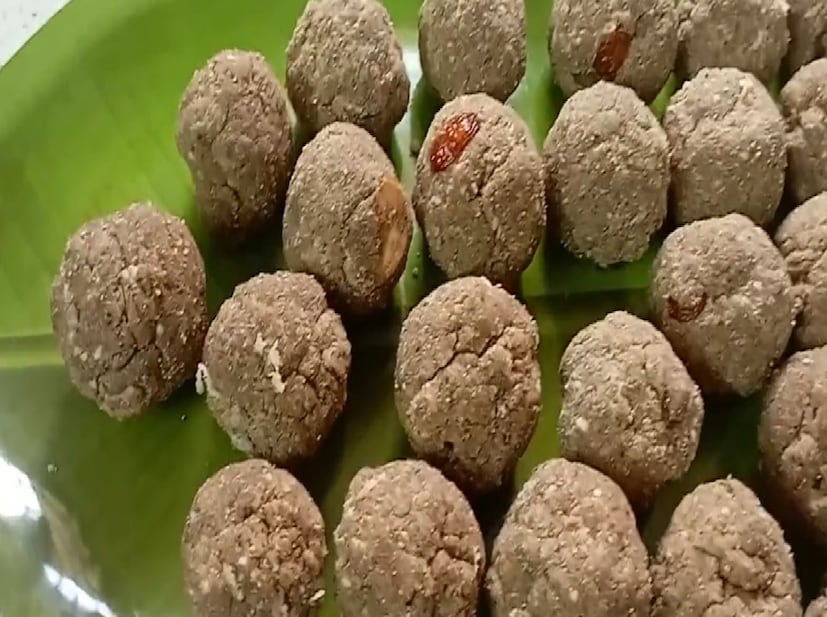 সম্প্রতি ইনস্টাগ্রামে তিনি এই পুষ্টিকর লাড্ডুর রেসিপিও শিখিয়ে দিয়েছেন। লাড্ডু তৈরিতে লাগবে তিন জিনিস অ্যালিভ বীজ, কালো বিউলির ডাল এবং কালো তিল। লাড্ডু তৈরির পদ্ধতি-- এক কাপ অ্যালিভ বীজ বা হালিম বীজ, এক কাপ কালো বিউলির ডাল এবং আধ কাপ কালো তিল গরম কড়াইয়ে রোস্ট করে নিন বা নাড়াচাড়া করে নিন। 