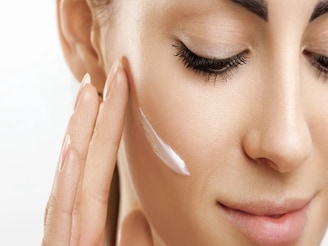 শীতের শুষ্কতায় কোন ত্বকের জন্য কোন ক্রিম বেস্ট, বিশেষ করে মুখে! রইল বিউটিশিয়ানের টিপস