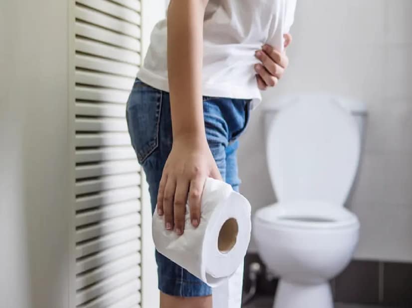 বিশেষজ্ঞদের মতে, শিশুদের বেশ করে ফাইবার-সমৃদ্ধ খাবার (রুটি, ব্রকোলি, ডাল, আলু, আপেল) খাওয়ান। ফাইবার খাবার হজম করাতে এবং কোষ্ঠকাঠিন্য দূর করতে সাহায্য করে। শরীরে তরলের ঘাটতি হলেও কোষ্ঠকাঠিন্য হতে পারে। তাই শিশুদের পর্যাপ্ত পরিমাণে জল ও ফলের জুস (বিশেষত, নারকেলের জল, লেবুর জল) খাওয়ান। শরীর হাইড্রেটেড থাকলে পায়খানা পরিষ্কার হয়।