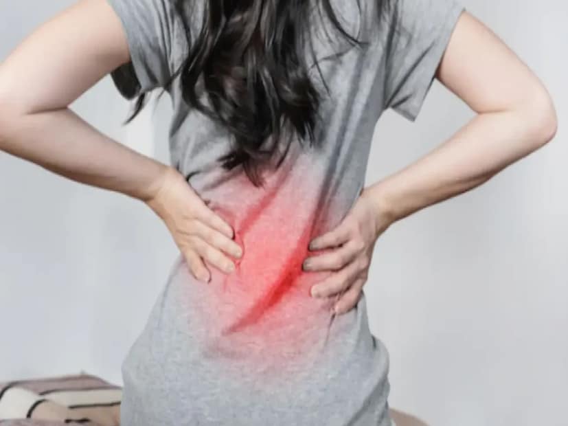 পিঠ ও কোমরের ব্যথার উপশমে 'ক্যাট কাউ স্ট্রেচ' উপকারী। মাটিতে দুই হাত রেখে এবং হাঁটু মুড়ে বিড়ালের ভঙ্গিতে আসতে হবে। তার পর পেটে চাপ দিয়ে এক বার পিঠ উপরের দিকে ফোলাতে হবে। তার পর ১০ সেকেন্ড ওই অবস্থানে থাকার পর আবার আগের অবস্থানে ফিরে আসতে হবে। এই ব্যায়ামটি মেরদণ্ড সহ আপাশের পেশির ভার লাঘব করে। তার ফলে ব্যথাও কমে যায়।