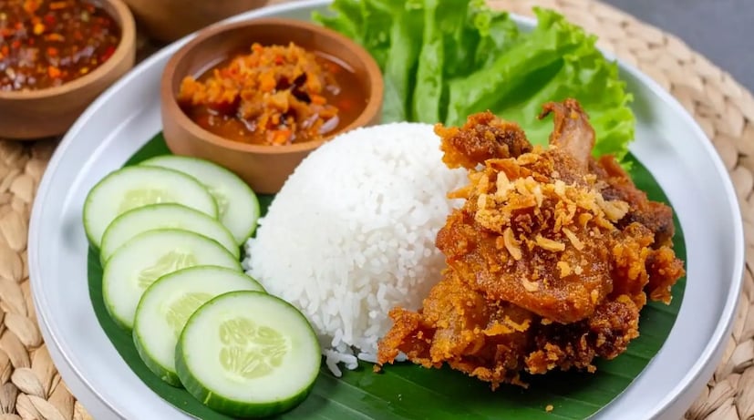 Ayam Goreng-  এই ইন্দোনেশিয়ান স্টাইলের ভাজা মুরগির স্বাদ হাড় যুক্ত মুরগির মাংস, যা মশলা দিয়ে ম্যারিনেট করা হয়। ম্যারিনেট করা মুরগি ভাজার আগে পরে ব্রেস করা হয়। আয়াম গোরেং-এর বিভিন্ন ধরণের স্বাদ রয়েছে যার মধ্যে মশলা, কোরানো নারকেল বা চালের গুঁড়ো অন্তর্ভুক্ত থাকতে পারে। (Image-Canva)