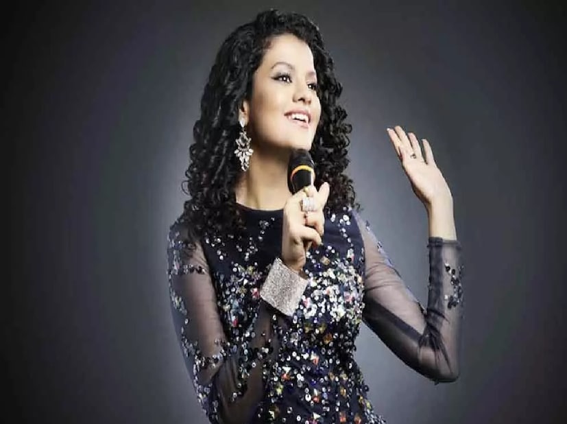 পলকের মানবসেবার পথচলা শুরু হয়েছিল খুব অল্প বয়সে। এক ট্রেন যাত্রায় দরিদ্র শিশুদের কষ্ট দেখে তিনি নিজের মনে প্রতিজ্ঞা করেছিলেন, একদিন তাদের সাহায্য করবেন। 