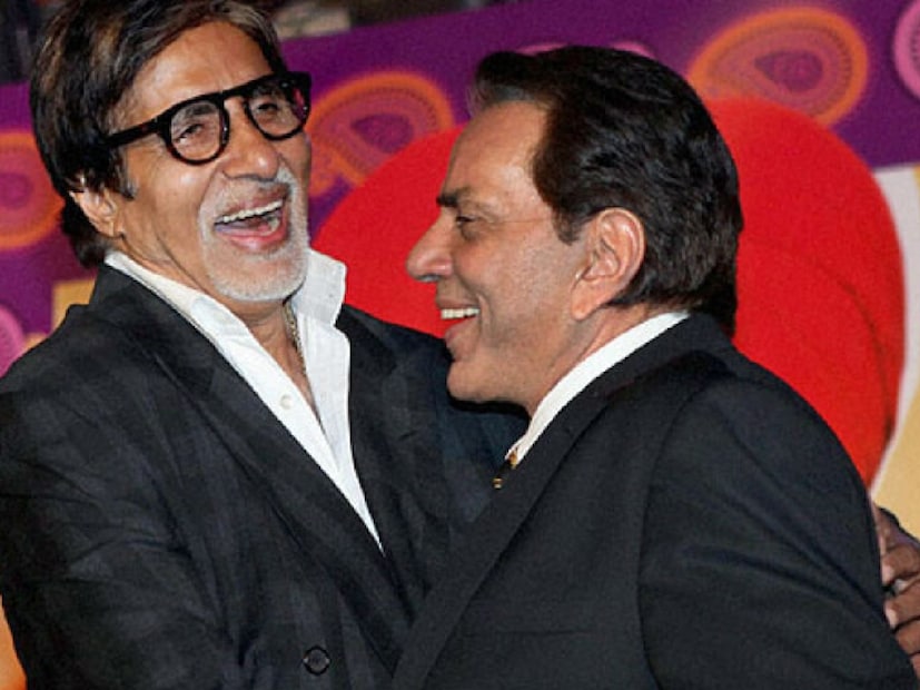 গুজব রটার দিনও নিজে গাড়ি চালিয়ে পৌঁছে গিয়েছিলেন মুম্বইয়ের ব্রিচ ক্যান্ডি হাসপাতালে। সোমবারও প্রয়াণের খবর ছড়িয়ে পড়তেই ছেলে অভিষেককে নিয়ে পৌঁছলের অমিতাভ। 