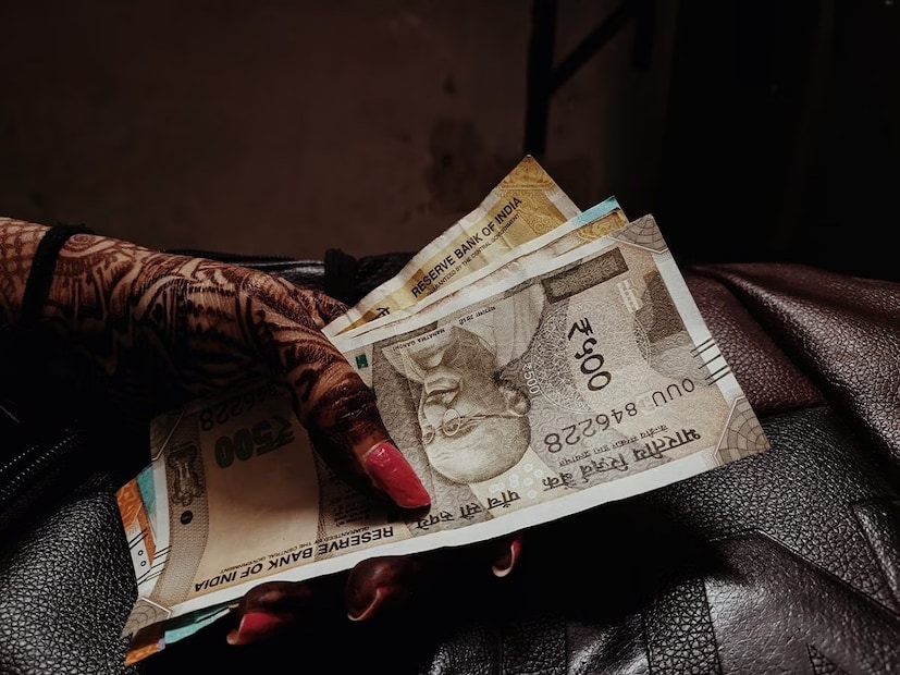 ৪. অনলাইন কোর্স বা ই-বুক তৈরি এবং বিক্রিডিজিটাল মার্কেটিং, ফিনান্স, কোডিং বা ব্যক্তিগত উন্নয়নের মতো কোনও বিষয় সম্পর্কে যদি দৃঢ় জ্ঞান থাকে, তাহলে অনলাইন কোর্স বা ই-বুক তৈরি করা যেতে পারে।