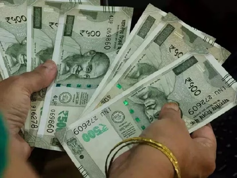 মাসিক আয় প্রকল্প (MIS)MIS-এর প্রাথমিক উদ্দেশ্য হল একটি নির্দিষ্ট মাসিক আয় প্রদান করা। এটি তাদের জন্য সবচেয়ে উপযুক্ত যাদের নিয়মিত আয়ের প্রয়োজন, যেমন অবসরপ্রাপ্ত ব্যক্তি বা যারা তাদের বিদ্যমান আয়ের পরিপূরক খুঁজছে।