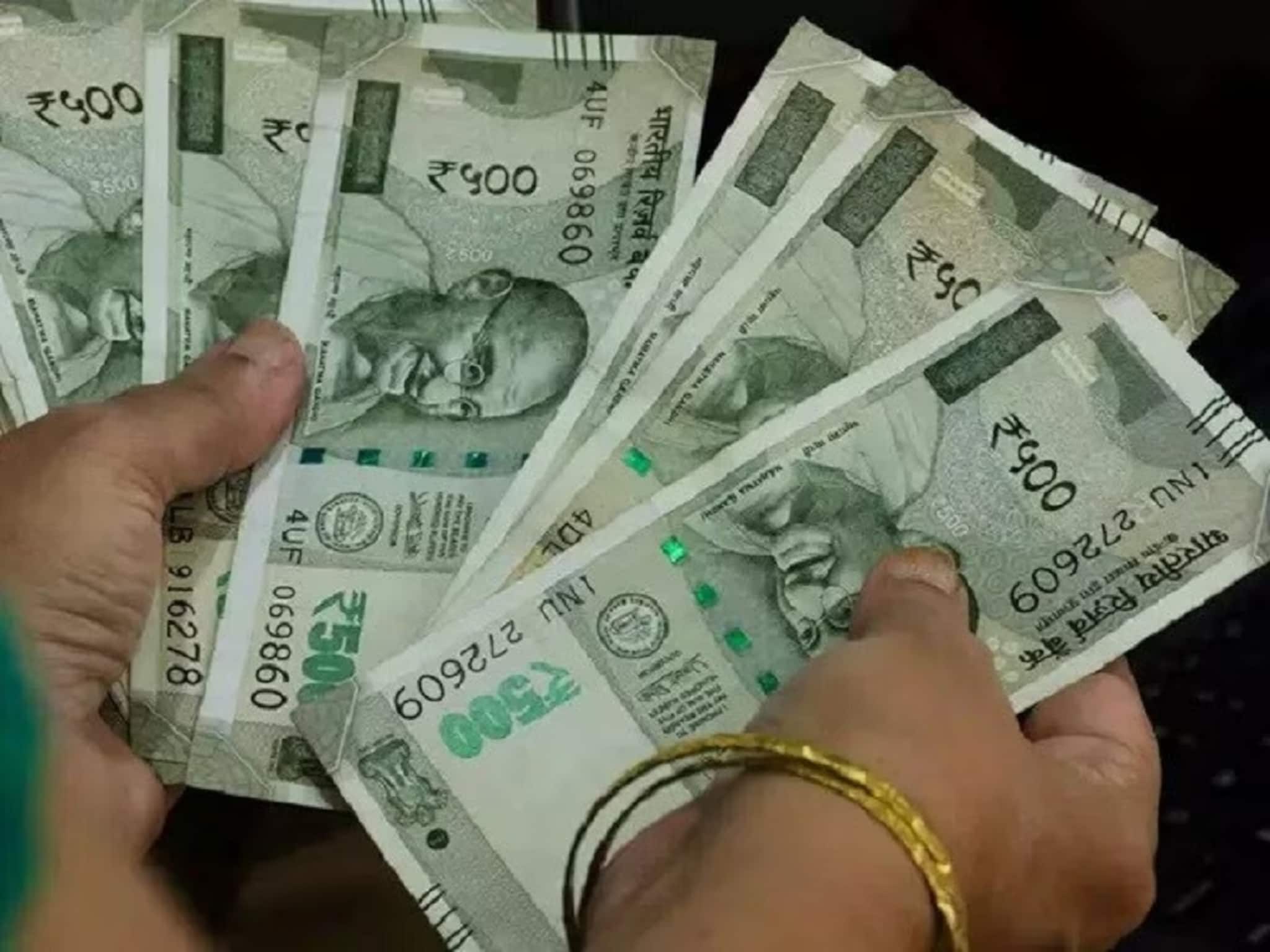 Investments and Returns: উচ্চ রিটার্ন, ঝুঁকি ছাড়াই বিনিয়োগ, সারা জীবন ধরে ২০,০০০ টাকা পেতে পারেন, এখনই জেনে রাখুন এই স্কিম সম্পর্কে