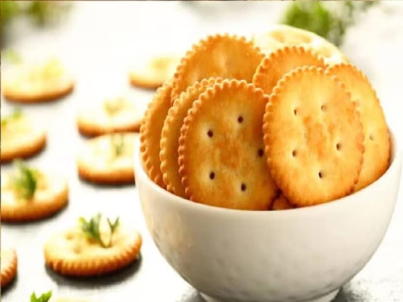 ওজন কমাতে চাইলে বিস্কুট এড়িয়ে যাওয়াই ভাল। কারণ বিস্কুটে চিনির পরিমাণ অনেকখানি। নুনের পরিমাণও কম নয়। চিনি এবং নুন যে ওজন বাড়িয়ে দেওয়ার জন্য যথেষ্ট, তা বলে না দিলেও চলে।