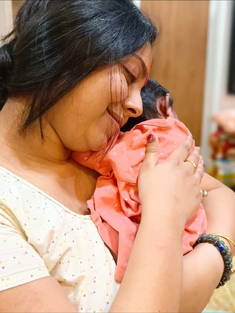 শ্রীময়ী লিখেছেন, 'এটা শুধু আমার মেয়ের জন্মদিন নয়, এটা আমার মেয়ের জন্মদিন আর আমার ও মাতৃত্বের ১ বছর পূর্তি। আমার এখনও বিশ্বাস হয় না, এক বছর আগে, ঠিক এইদিন আমি অনেক চিন্তা নিয়ে, অনেকটা ভয় নিয়ে আর অনেকটা আনন্দ নিয়ে। বিশ্বাস করতে পারছি না, কীভাবে একটা বছর কেটে গেল। এই অভিজ্ঞতা নিয়ে আমি একটা কথাই বলতে পারি.. একজন মানুষ, একজন মা হিসেবে আমার জীবন আমূল বদলে গিয়েছে। আগে আমি ভাবতাম, একা বসে কীভাবে সময় কাটবে.. কিন্তু এখন আমার মনে হচ্ছে, সময় যেন হাত থেকে বেরিয়ে যাচ্ছে। আমি সময়টাকে ধরে রাখতে চাই। আমি কেবল একটা কথাই বলতে চাই, কৃষভি আমাদের জীবনে আসার পরে, আমাদের জীবনটাই বদলে গিয়েছে। ওর আধো আধো কথা, ওর গলার আওয়াজ, ওর কান্না, ওর হাসি... সবকিছু যেন বদলে গিয়েছে। এর পুরো কৃতিত্বটা আমি কাঞ্চনকে দিতে চাই। প্রত্যেকটা শিশুই ঈশ্বরের দূত। আমার আর কাঞ্চনের ভালবাসার ১ বছরের ফসল কৃষভির আজ এক বছরের জন্মদিন।(Photo Courtesy-Facebook/Sreemoyee Chattoraj Mullick )