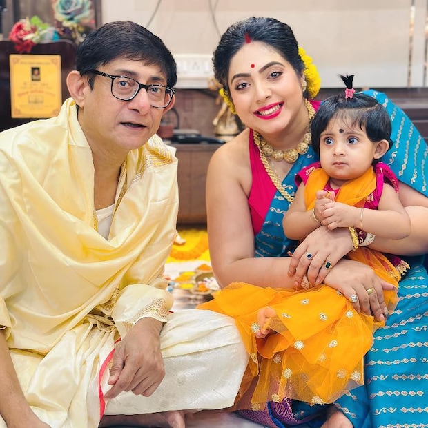 অন্নপ্রাসনের পর থেকেই সকলের সামনে নিয়ে আসেন কৃষভিকে৷ (Photo Courtesy-Facebook/Sreemoyee Chattoraj Mullick )