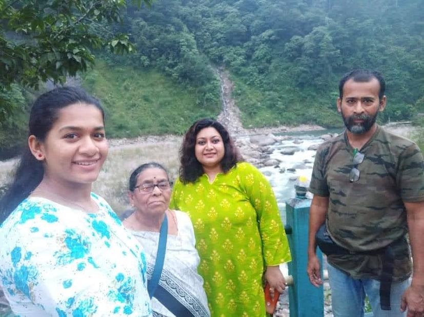 তাঁর শাশুড়ির বয়স হয়েছিল ৮৬ বছর৷ সুস্থই ছিলেন, হঠাৎ করে বুকে ব্যথা হয়, মাথা যন্ত্রণা৷ দু’দিনের জ্বরে হঠাৎ করে তাঁর মৃত্যু৷ শোকের ছায়া সঙ্গীতশিল্পীর বাড়িতে৷ 