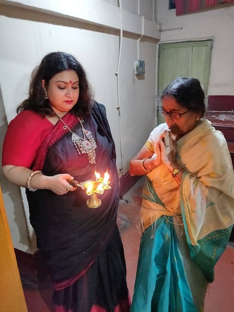 এরই সঙ্গে মায়ের মতো যত্ন নিয়ে তাঁকে অনেকটা আগলে রেখেছিলেন৷ কোলে পিঠে করে মানুষ করেন নাতনি বোজোকে৷ ফলে গান চর্চার অনেক সুযোগ পেয়েছিলেন জোজো৷ 