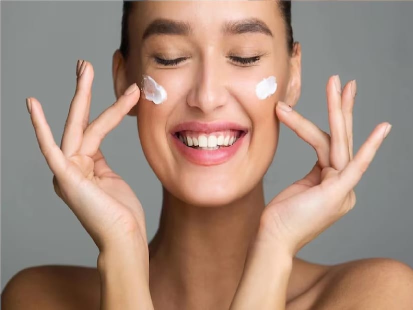 শীতের মরসুমে ত্বক মসৃণ এবং কোমল রাখতে ময়েশ্চারাইজার মাখতেই হবে। কিন্তু ত্বকের ধরন অনুযায়ী কোনটি ভাল, বুঝবেন কী করে?