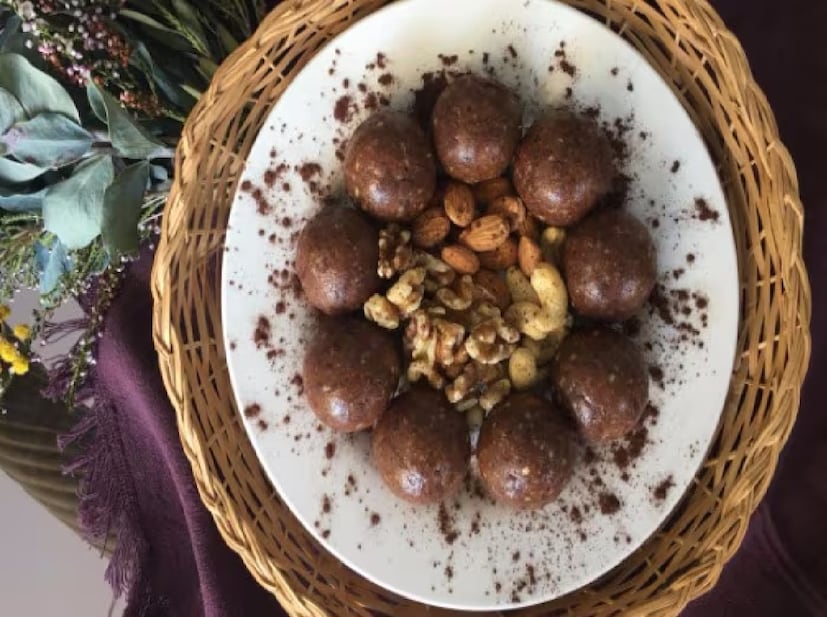 এ আসলে কোনও জাদু নয়, পুষ্টিগুণেই সবটা সম্ভব। পুষ্টিবিদের কথায়, শ্যাম্পু, ক্লিনজার, সিরাম-- শুধুমাত্র প্রসাধনীর উপর সৌন্দর্য নির্ভর করে না। নেপথ্যে থাকে ভিটামিন-খনিজের ভূমিকাও।