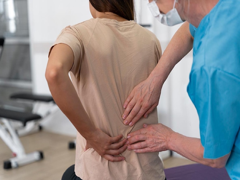 মাটিতে চিত হয়ে শুয়ে পড়তে হবে। তার পর একটি হাঁটু দুই পা দিয়ে চেপে বুকের কাছে নিয়ে আসতে হবে। একটি করে পা ২০ থেকে ৩০ সেকেন্ড করে ওই অবস্থানে ধরে রাখতে হবে। পা ভাঁজের ফলে কোমরে চাপ তৈরি হবে। তার ফলে ব্যাথার জায়গার পেশি শিথিল হবে। ফলে সময়ের সঙ্গে ব্যথাও কমবে।