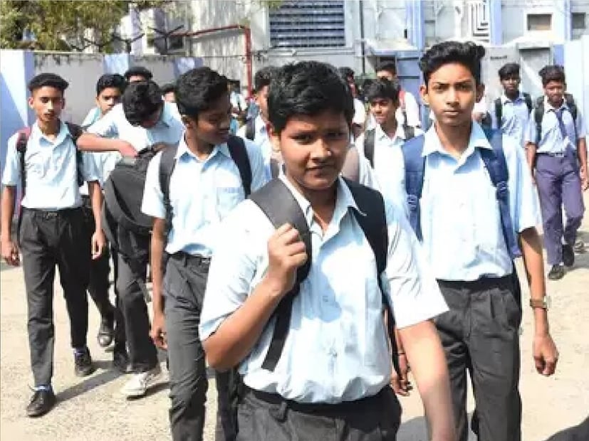 যে সকল পড়ুয়ার পারিবারিক বার্ষিক আয় ২ লক্ষ টাকা নীচে, তারাই শুধুমাত্র এই স্কলারশিপের জন্য আবেদন করতে পারবে।