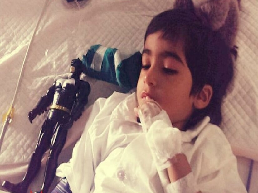 সঠিক সময়ে সঠিক চিকিৎসায় সুস্থ হয়ে উঠেছে ইমরানের ছেলে আয়ান। তারপরেই ক্যানসার-জয়ী ছেলের সঙ্গে ছবি পোস্ট করলেন ইমরান। সঙ্গে রয়েছে একটি ভিডিও, যেখানে দেখা যাচ্ছে ইমরানের ছেলে আয়ান তাঁরই লেখা একটি বই পড়ছে। যে বইয়ের উপজীব্য হল, আয়ান কীভাবে ক্যানসারকে হারিয়ে জীবনযুদ্ধে জিতে গিয়েছে।