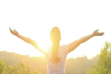 Vitamin D Sunlight Timing: বিনামূল্যে অফুরান মহৌষধ, ভিটামিন ডি গায়ে মাখতে কখন রোদ পোহানোর সেরা সময় বলে দিলেন চিকিৎসক