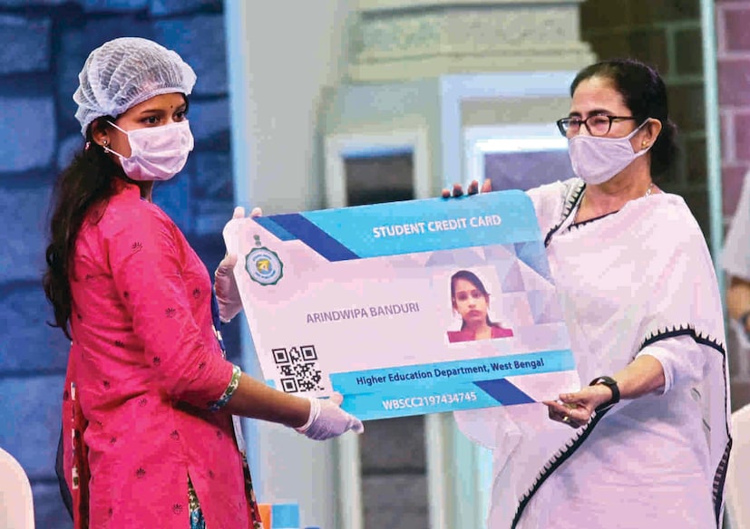 কী এই স্টুডেন্ট ক্রেডিট কার্ড? এই প্রকল্পের অধীনে কী ভাবে উপকৃত হবেন ছাত্র-ছাত্রীরা? পোস্টে মমতা বন্দ্যোপাধ্যায় লেখেন, 