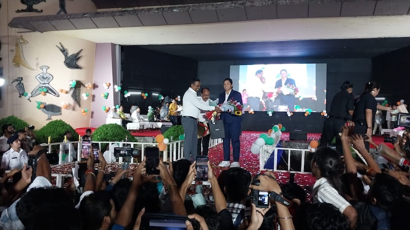 শিলিগুড়ি শহরে ঋদ্ধিমান সাহা, রিচা ঘোষের মত খেলোয়াড়েরা ভারতীয় দলে খেললেও এখানে নেই কোনও ক্রিকেট স্টেডিয়াম৷ এমনকি পরিকাঠামোর ঘাটতি রয়েছে। এই অভিযোগ রিচার৷