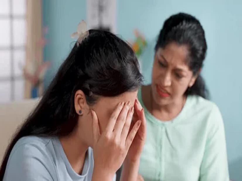 সমীক্ষা বলছে ২ থেকে ৪ বছরের বাচ্চারা গুছিয়ে মিথ্যে কথা বলতে ভালোবাসে। এদিকে মিথ্যে বলছে মানেই বাবা-মার চিন্তা বাড়ছে। তাঁরা ভাবছেন এই বয়স থেকেই এত্ত পাকা! স্বভাবতই এমন পরিস্থিতিতে বাচ্চার উপর চলে বকাঝকা, জোটে মারও। তবে বিশেষজ্ঞরা বলছেন, মিথ্যে কথা বলার মধ্যে দিয়েই কিন্তু বাচ্চাদের প্রথম বুদ্ধির বিকাশ হয়। তারা তাদের মনের ভাব গুছিয়ে প্রকাশ করতে শেখে। তাই ছোট বয়সে মিথ্যে কথা বলার অভ্যেস থাকলে তা মোটেই খারাপ নয়। (প্রতীকী ছবি)