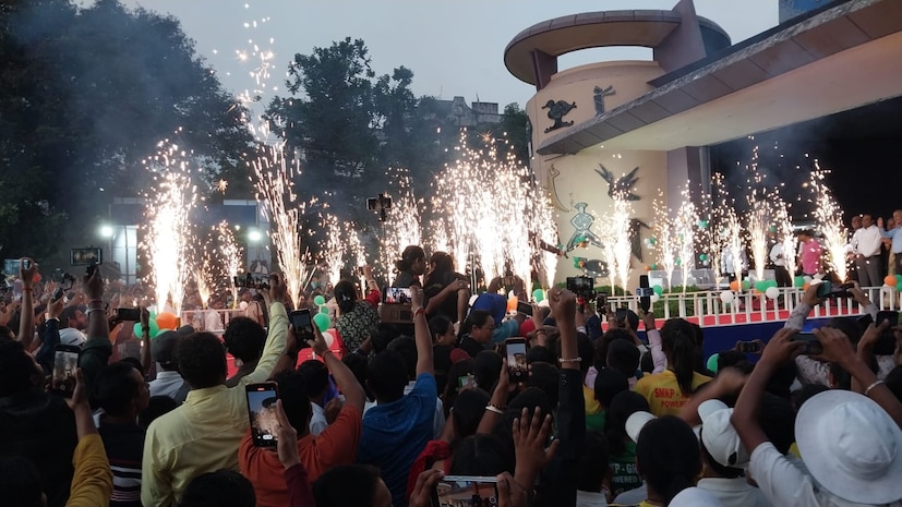 ‘‘তাই শহরে একটি স্টেডিয়ামের ভীষণ প্রয়োজন। যাতে আরও অনেক খেলোয়াড় উঠে আসে। তারাও যাতে ভারতের জার্সি গায়ে তুলতে পারে।