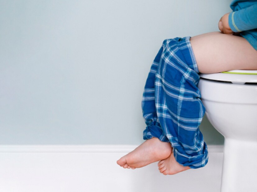 কিন্তু, জানেন কি ডায়েটে সামান্য পরিবর্তন করে এবং কয়েকটি ঘরোয়া পদ্ধতিতেই শিশুর কোষ্ঠকাঠিন্যর সমস্যা থেকে মুক্তি পাওয়া সম্ভব। প্রথমেই জানা দরকার কী কারণে বাচ্চাদের এই সমস্যা হতে পারে।