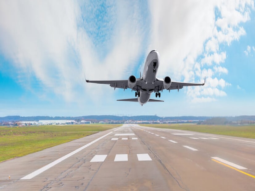 ১. আন্দোরাআন্দোরা ফ্রান্স এবং স্পেনের মাঝামাঝি পিরেনিস পর্বতমালায় অবস্থিত। আন্দোরা বিশ্বের বৃহত্তম দেশ যেখানে বিমানবন্দর নেই। দুর্গম ভূখণ্ডের কারণে রানওয়ে নির্মাণ প্রায় অসম্ভব হয়ে পড়ে, কিন্তু এটি এই ক্ষুদ্র রাজ্যটিকে সমৃদ্ধ হতে বাধা দেয়নি। এটি তার স্কি রিসোর্ট, পাহাড়ের দৃশ্য এবং শুল্কমুক্ত কেনাকাটার জন্য পরিচিত। আন্দোরা কাছাকাছি স্প্যানিশ বা ফরাসি বিমানবন্দর দিয়ে ভ্রমণকারীদের স্বাগত জানায়। নিকটতম বিকল্প হল আন্দোরা-লা সিউ ডি'উর্গেল বিমানবন্দর, মাত্র ১২ কিলোমিটার দূরে। সেখান থেকে, মনোরম রোড ট্রিপ অ্যাডভেঞ্চারের অংশ হয়ে ওঠে।
