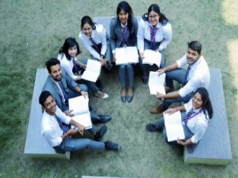 যে সকল পড়ুয়া ৬০% নম্বর-সহ মাধ্যমিক এবং উচ্চ মাধ্যমিক, কলেজে পাশ করে প্রথম বর্ষে ভর্তি হয়েছে সেই সকল পড়ুয়া এই স্কলারশিপে আবেদন করতে পারবেন। 