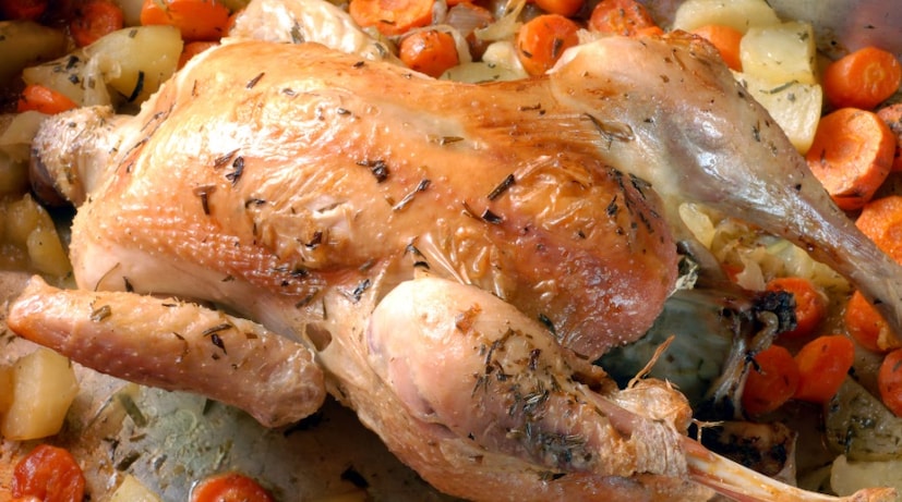 French Roast Chicken or Poulet- রোটি হল একটি সুস্বাদু মুরগির ডিশ, যা বিভিন্ন ধরনের হারবস, রসুন এবং মাখনের স্বাদে ভরপুর। এই খাবারটি তৈরিতে পুরো মুরগির স্বাদ যোগ করা হয়, যা পরে নিখুঁতভাবে ভাজা হয়। নরম অথচ মুচমুচে হয় এই মাংসের পদ৷ (Image-Canva)