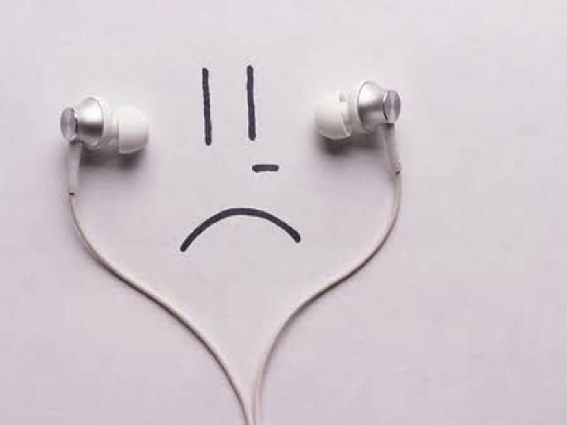 তথাকথিত এই 'ট্র্যাজেডি প্যারাডক্স'-ই যুগ যুগ ধরে দার্শনিকদের বিভ্রান্ত করে তুলেছে। এক্ষেত্রে অনুমান করা হয় যে ট্র্যাজেডি প্যারাডক্সের উদ্ভব হয়েছে শুধুমাত্র বিষণ্ণ সুরে নান্দনিক আবেদন-আকর্ষণের কারণেই। তবে এটি প্রমাণিত যে দুঃখের গান শুনে আমাদের ভাল লাগার পিছনে রয়েছে বায়োলজিক্যাল কারণ।