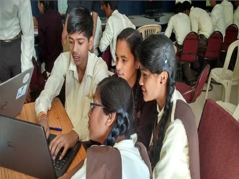 এই স্কলারশিপে সম্পূর্ণ অফলাইনের মাধ্যমে আবেদন করতে হবে। এর জন্য প্রথমে স্কলারশিপের আবেদন ফর্ম ডাউনলোড করে সেটি প্রিন্ট করতে হবে। 