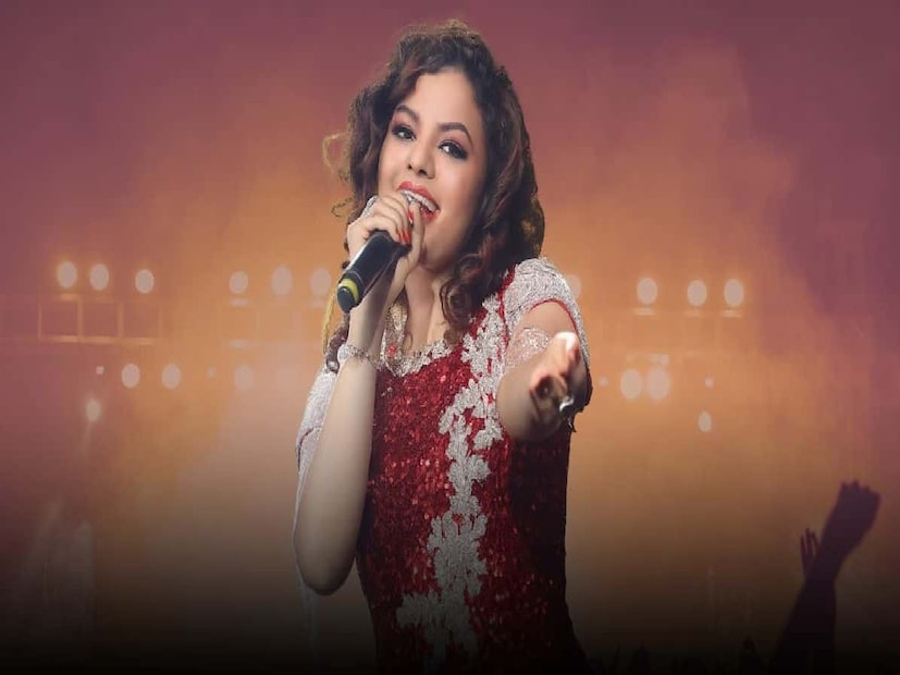 গানবাজনার জগৎ ছাড়িয়ে ছোটবেলা থেকেই তিনি সমাজসেবা করেন। পলকের ব্যক্তিগত উদ্যোগেই এই পর্যন্ত ৩,৮০০ জনেরও বেশি দুঃস্থ শিশুর হার্ট সার্জারি সফলভাবে সম্পন্ন হয়েছে। 