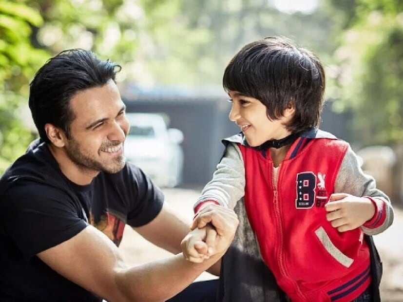 ছোট্ট ছেলের ক্যানসার। অস্ত্রোপচারে বাদ দিতে হয় একটি কিডনিও। নিজের লেখা বইতে সন্তানের সেই যন্ত্রণাময় দিনগুলো ফিরে দেখেছেন অভিনেতা ইমরান হাশমি। সন্তান সুস্থ হয়ে ওঠার পরে ‘দ্য কিস অফ লাইফ-- হাউ এ সুপারহিরো অ্যান্ড মাই সন ডিফিটেড ক্যানসার’ নামে ওই বইটি লেখেন ইমরান। তাতে ক্যানসারের সঙ্গে ছেলে আয়ান তথা পরিবারের লড়াইয়ের কাহিনি বর্ণনা করেছেন অভিনেতা।