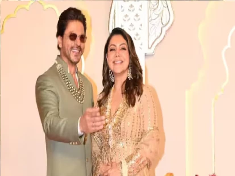 শাহরুখ নাকি গৌরীর পরিবারকে ‘ইমপ্রেস’ করতে প্রথমে সঠিক নামটাও বলেননি। সম্পর্কের প্রায় পাঁচ বছর পর্যন্ত শাহরুখের আসল নাম জানতেন না গৌরীর বাড়ির লোক, সর্বভারতীয় দৈনিকে প্রকাশিত হয়েছিল এমনটাই। ১৯৯১ সালের ২৫ অক্টোবর সাত পাকে বাঁধা পড়লেন তাঁরা। বিয়ের জন্য নিজের স্যুট কেনার পয়সা ছিল না শাহরুখের। ‘রাজু বন গ্যয়া জেন্টলম্যান’ ছবির কস্টিউম ডিজাইনার থেকে স্যুট ভাড়া নিয়েছিলেন তিনি।