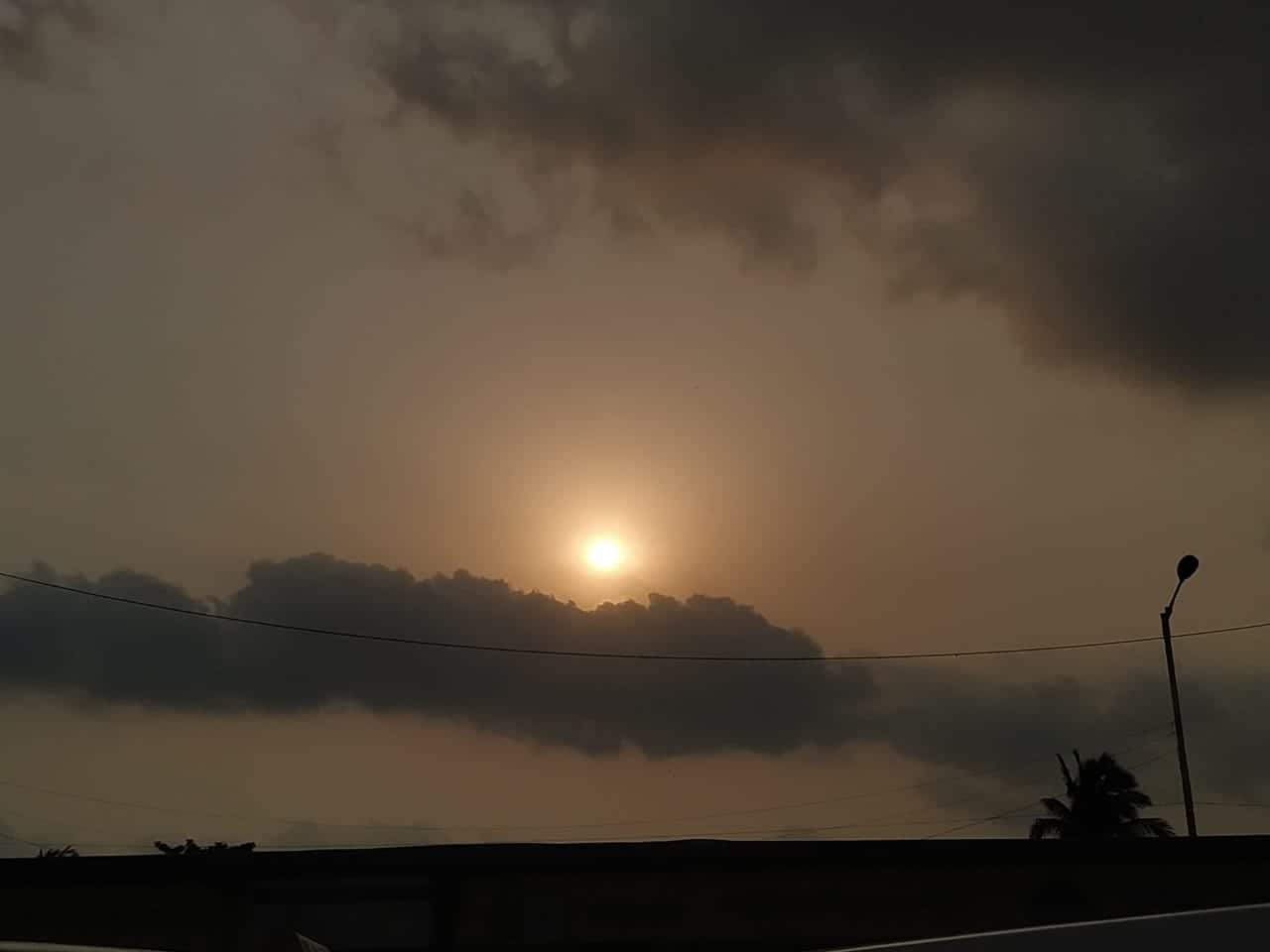 উপকূল এবং লাগোয়া কয়েকটি জেলায় হালকা থেকে মাঝারি বৃষ্টি হতে পারে বলে আবহাওয়া বিজ্ঞানীদের অনুমান। জেলায় জেলায় রাতের পারদ চড়তে শুরু করল। কলকাতায় গতকাল, মঙ্গলবার রাতের তাপমাত্রা প্রায় ১৯ ডিগ্রি ছুঁই ছুঁই। শুক্রবারের মধ্যে সেই তাপমাত্রা ২১ ডিগ্রির কাছাকাছি পৌঁছে যেতে পারে বলে পূর্বাভাস।