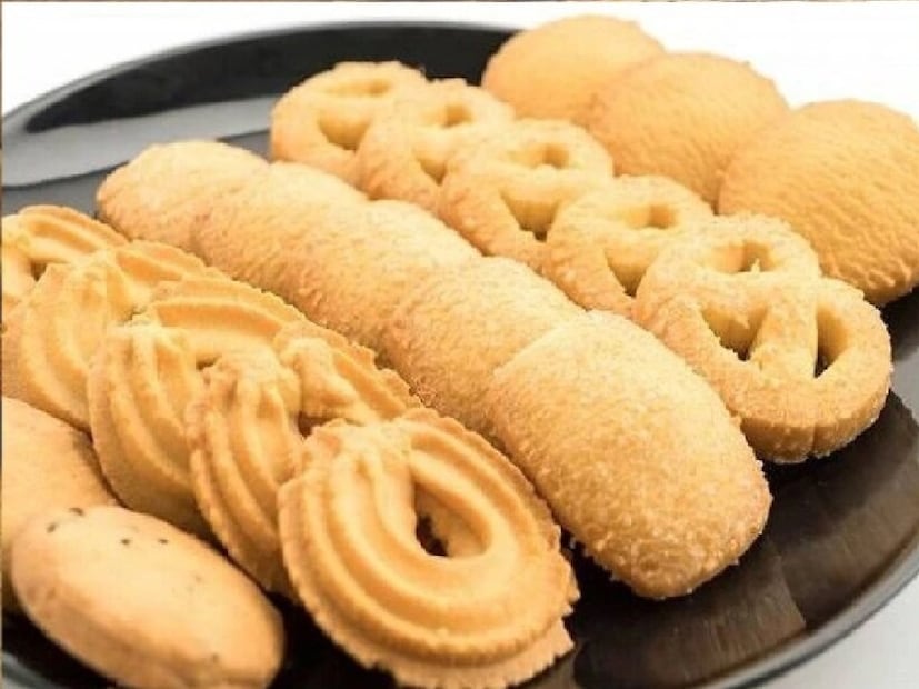 সাতসকালে খালি পেটে বিস্কুট না খাওয়াই শ্রেয়। তা ছাড়া বিস্কুট দীর্ঘ দিন সংরক্ষণ করে রাখা হয়। প্যাকেটজাত হয়ে থাকে বহু দিন। বাইরে থেকে বোঝা না গেলেও অনেক সময় বিস্কুটের গুণমান খারাপ হয়ে যাওয়ার আশঙ্কা থাকে।