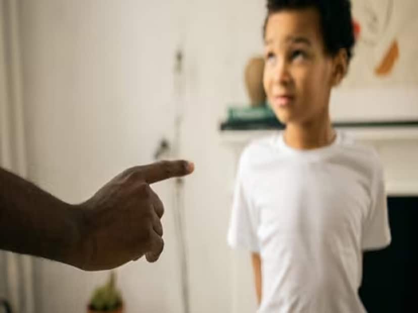 শিশুদের বড় হয়ে ওঠার সঙ্গে সঙ্গে তাদের নিয়ে যে সমস্যাগুলি অভিভাবকরা মূলত সম্মুখীন হন, তার মধ্যে সন্তানের মিথ্যা কথা বলা খুবই সাধারণ, কিন্তু অবশ্যই চিন্তার। মনোবিদদ প্রিয়াঙ্কা দাসের মতে, বকুনির ভয়ে মিথ্যা বলা দিয়েই এই অভ্যাস বাসা বাঁধে শিশুদের স্বভাবে। (প্রতীকী ছবি)