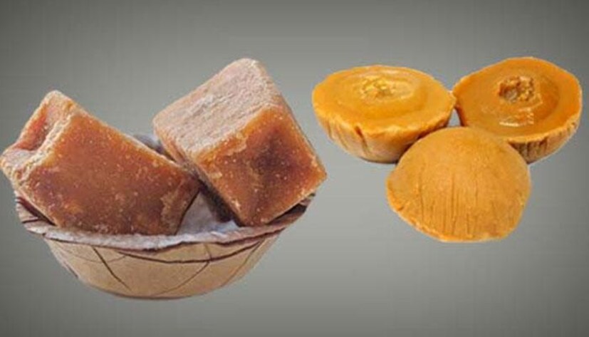 যদি স্বাদ একটু তেতো হয় তাহলে বুঝবেন যে বেশি ফাটানো হয়েছে গুড় এবং তাতে মেশানো রয়েছে অন্যান্য শর্করা। কেনার সময় ভাল করে দেখবেন যে, তার কিছু অংশ স্ফটিকের মতো কিনা। যদি গুড়ের মধ্যে ফটিকের মতো কোন অংশে থাকে তাহলে বুঝতে পারবেন মিষ্টতা বাড়ানোর জন্য তাতে কিছু মেশানো হয়েছে।