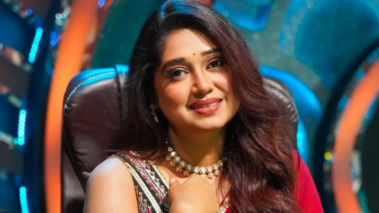 আজ, মঙ্গলবার, রাতে গায়িকা অন্তরা মিত্রের বিয়ে। কয়েকদিন ধরেই তাঁর বিয়ের কথা শোনা জানা যাচ্ছিল৷ কার সঙ্গে বিয়ে হচ্ছে অন্তরার? এই নিয়ে একেবারে স্পিকটি নট গায়িকা এবং তাঁর পরিবার৷ 