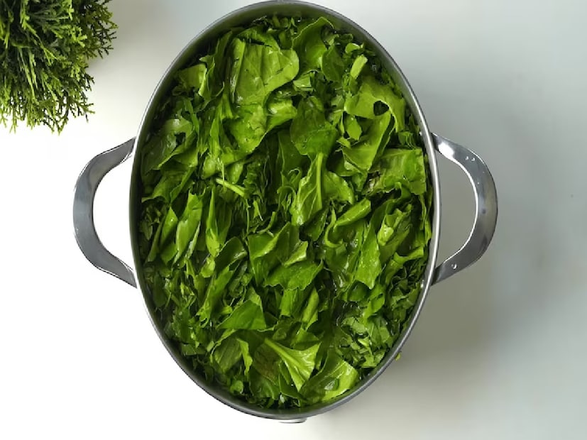 পালং শাকে থাকে ভিটামিন সি। যা আপনার চোখে ছানি পড়তে বাধা দেয়। এই শাকে থাকা ভিটামিন এ চোখের দৃষ্টিশক্তি বাড়ায় ও অন্ধত্ব দূর করতেও সাহায্য করে। 