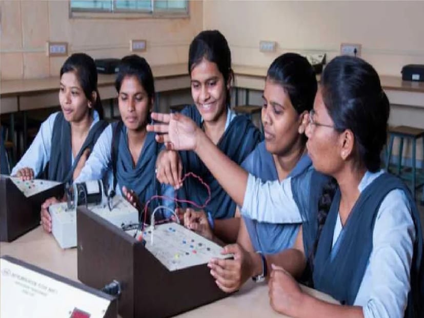 তারপর ব্যক্তিগত তথ্য দিয়ে আবেদন ফর্ম পূরণ করতে হবে। এরপর প্রয়োজনীয় ডকুমেন্টগুলি সংযুক্ত করে সংশ্লিষ্ট জেলা জনশিক্ষা প্রচার আধিকারিকের অফিসে গিয়ে জমা দিতে হবে।