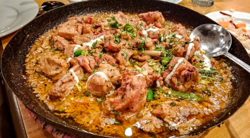 Chicken Karahi- এই স্বাস্থ্যকর আমিষ খাবারটি পাকিস্তান এবং উত্তর ভারতে ব্যাপকভাবে সুস্বাদু। চিকেন করাহির তরকারিতে আস্ত মশলা, গুঁড়ো মশলা, রসুন এবং টমেটো দিয়ে ভরে স্বাদের স্বাদ দেওয়া হয়। 'করাহি' শব্দটি একটি ঘন এবং গভীর রান্নার পাত্রকে বোঝায় যেখানে খাবারটি প্রস্তুত করা হয়। (Image-Canva)